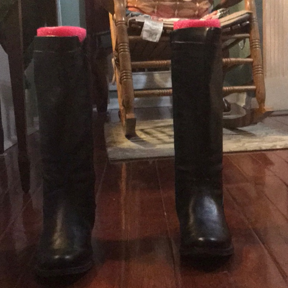 Black below the knee boots 7 1/2
